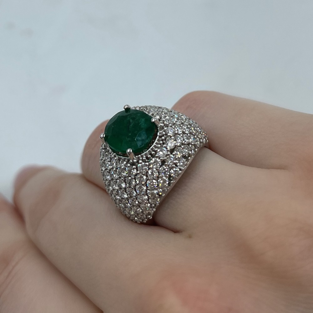 Ring with 3.30 ct emerald and 3.37 ct diamonds
