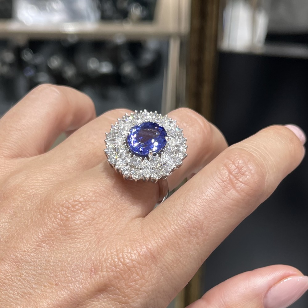 Ring with 4.01 ct diamonds and 4.63 ct Tanzanite