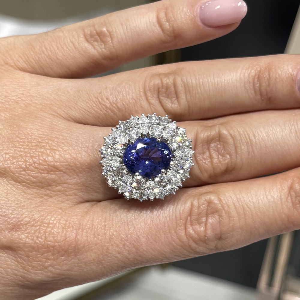 Ring with 4.01 ct diamonds and 4.63 ct Tanzanite