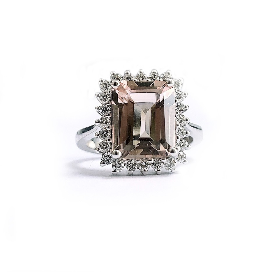 Ring with 4.06 ct central Morganite and 0.50 ct diamonds