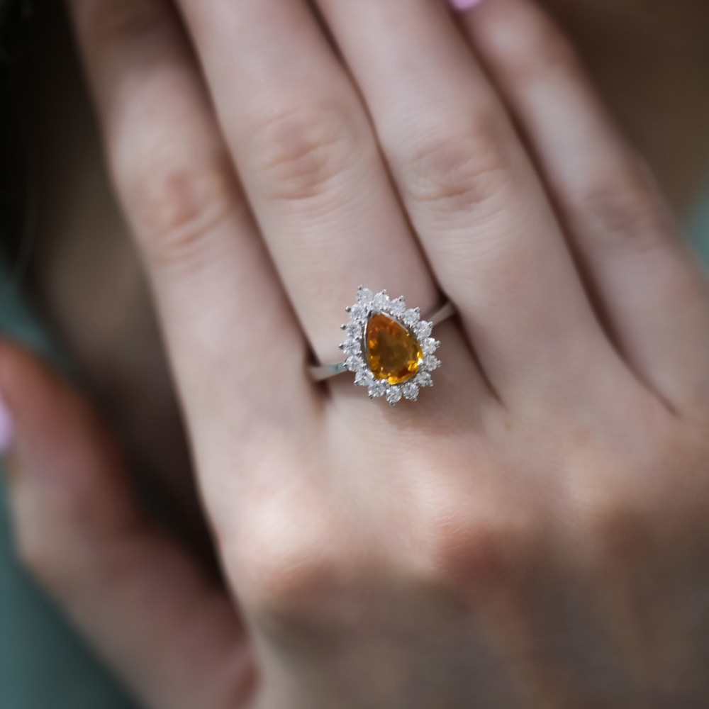 Ring with 1.80 ct central Sapphire and 0.54 ct diamonds