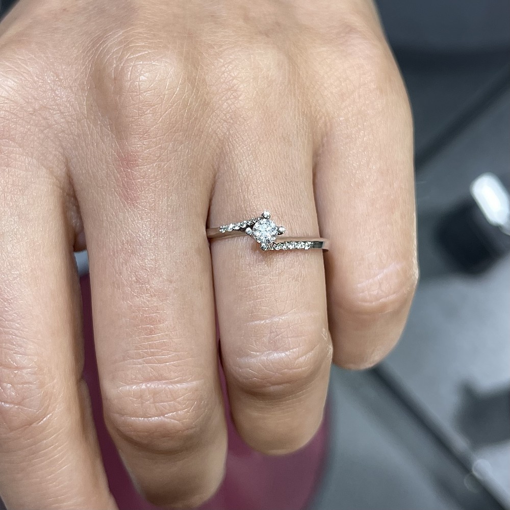 Engagement ring with central diamond of 0.20 ct and side diamonds of 0.09 ct