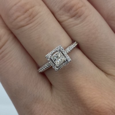 Engagement ring with central diamond of 0.22 ct and side diamonds of 0.27 ct