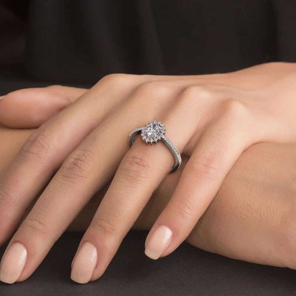 Engagement ring with central diamond of 0.36 ct and side diamonds of 0.12 ct