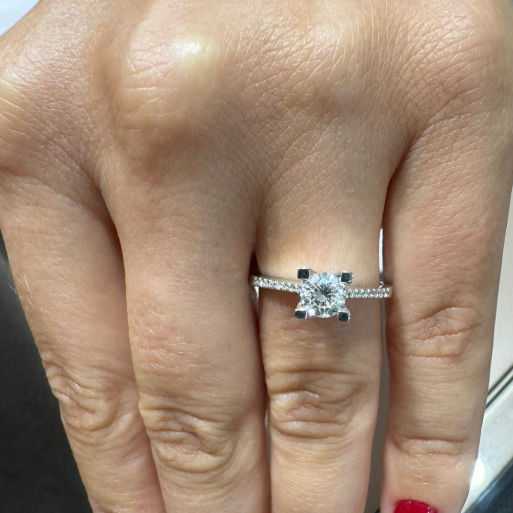 Engagement ring with central diamond of 0.52 ct and side diamonds of 0.08 ct