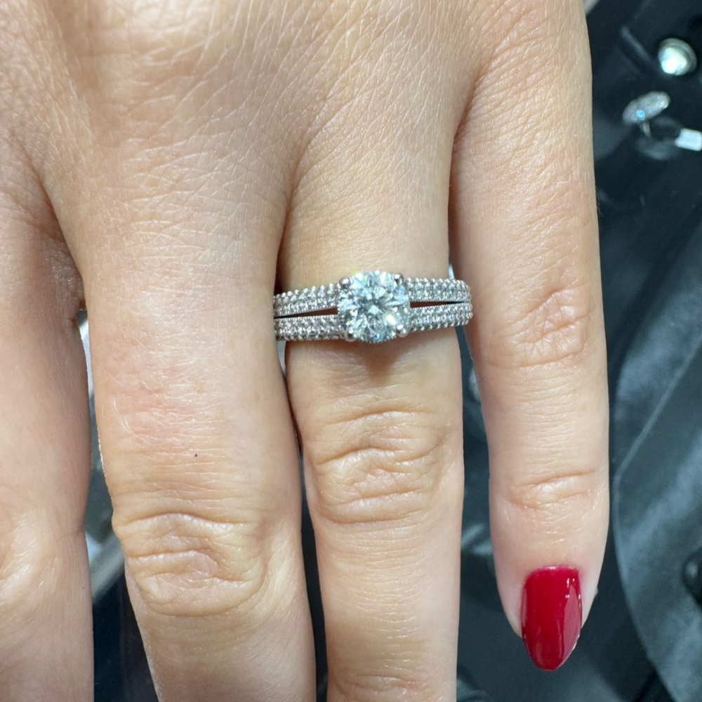 Engagement ring with central diamond of 0.70 ct and side diamonds of 0.88 ct