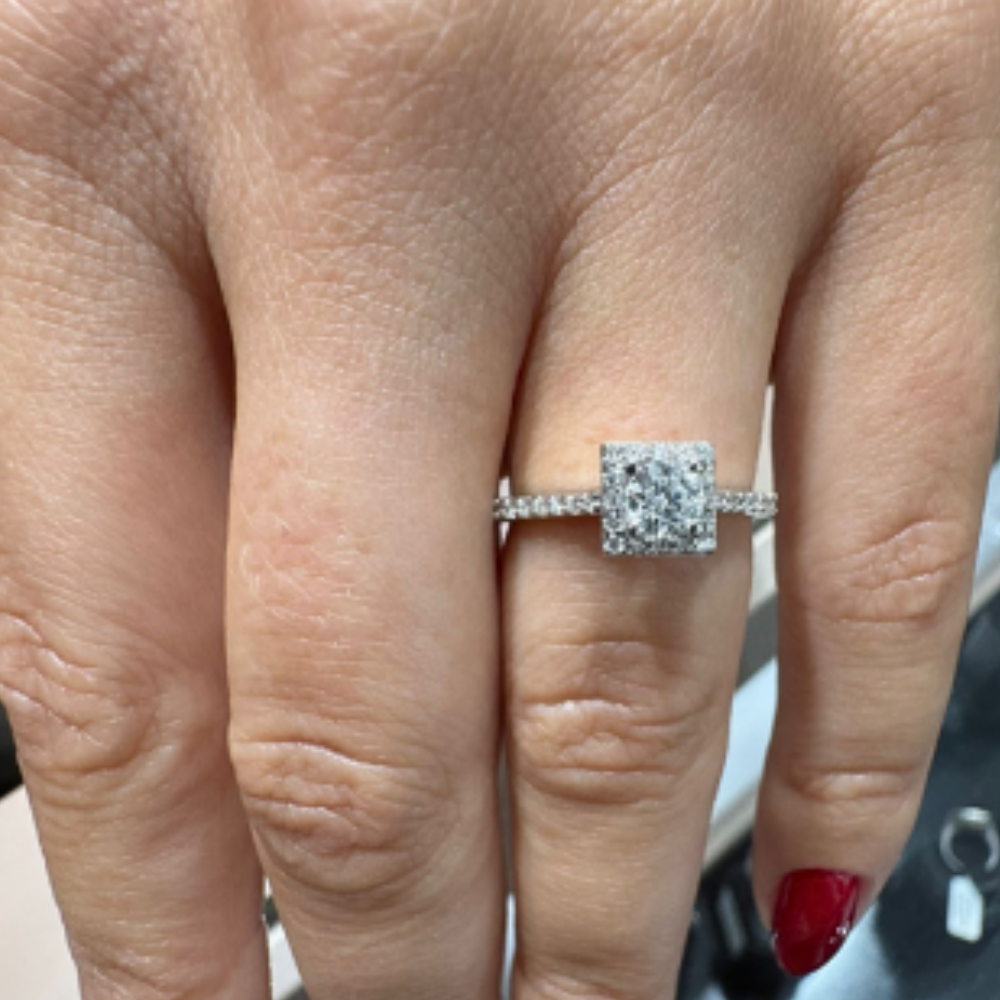 Engagement ring with central diamond of 0.72 ct and side diamonds of 0.35 ct