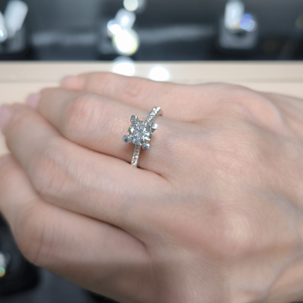 Engagement ring with 0.91 ct center diamond and 0.12 ct side diamonds