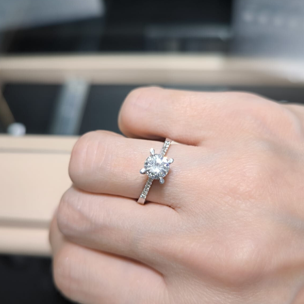 Engagement ring with 1.00 ct center diamond and 0.13 ct side diamonds