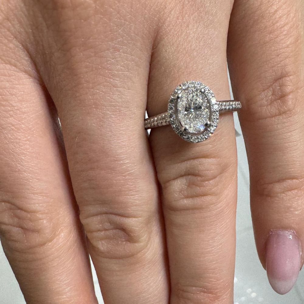 Engagement ring with 1.00 ct center diamond and 0.26 ct side diamonds
