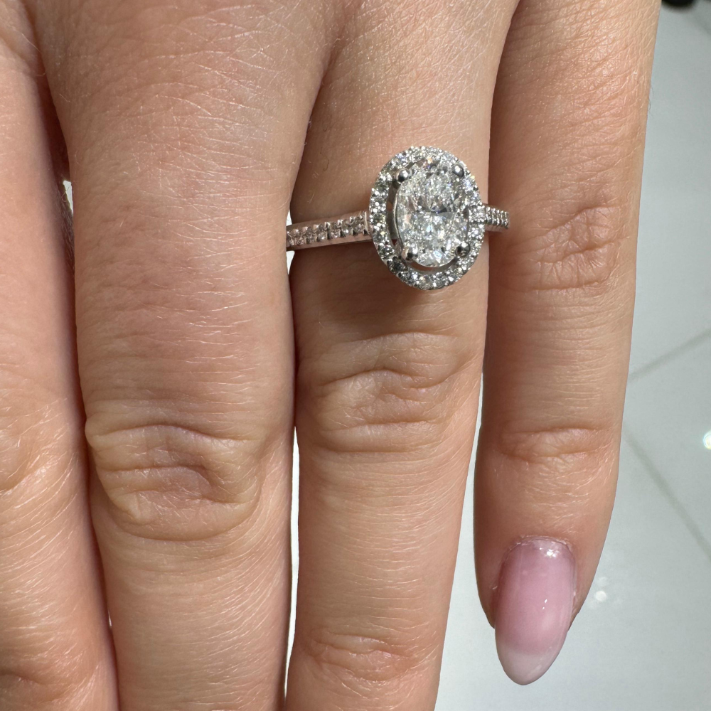 Engagement ring with 1.00 ct center diamond and 0.26 ct side diamonds