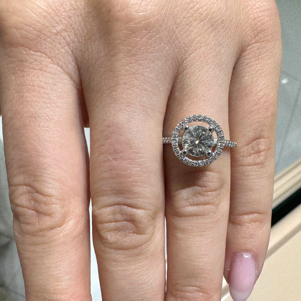 Engagement ring with central diamond of 1.07 ct and side diamonds of 0.22 ct