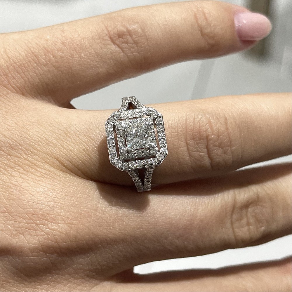 Engagement ring with central diamond of 0.50 ct and side diamonds of 0.65 ct