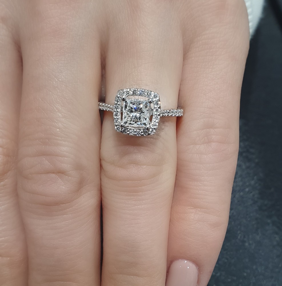 Engagement ring with 0.73ct diamond and 0.27ct side diamonds