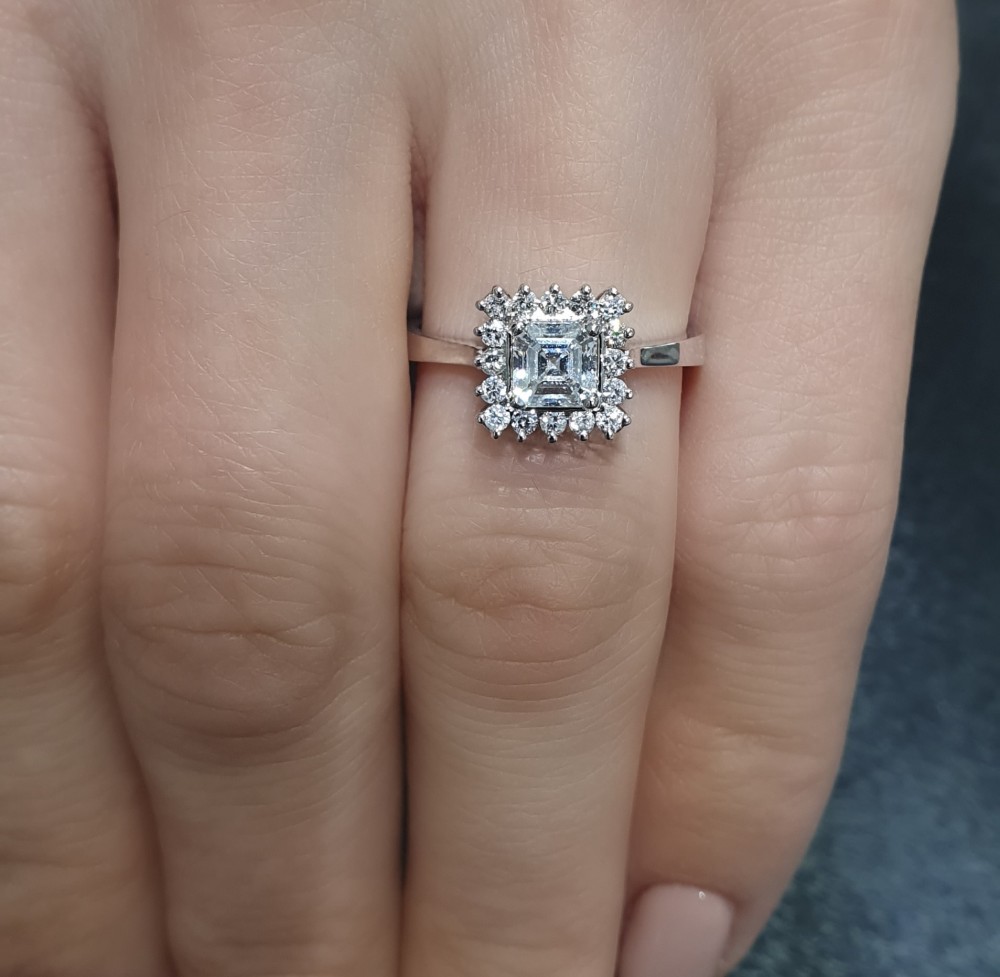 Engagement ring with central diamond of 0.57 ct and side diamonds of 0.24 ct.