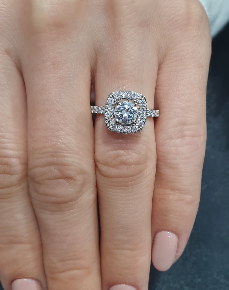 Engagement ring with 0.70 ct center diamond and 0.63 ct side diamonds