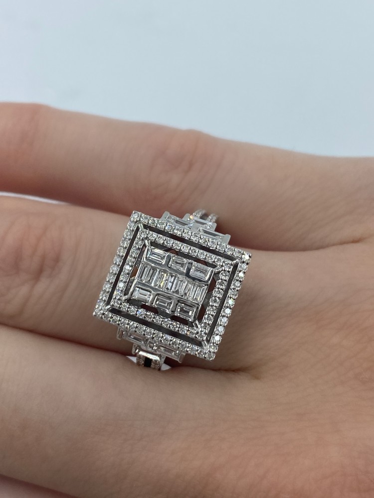Ring with Baget diamonds of 0.50 ct and round diamonds of 0.39 ct