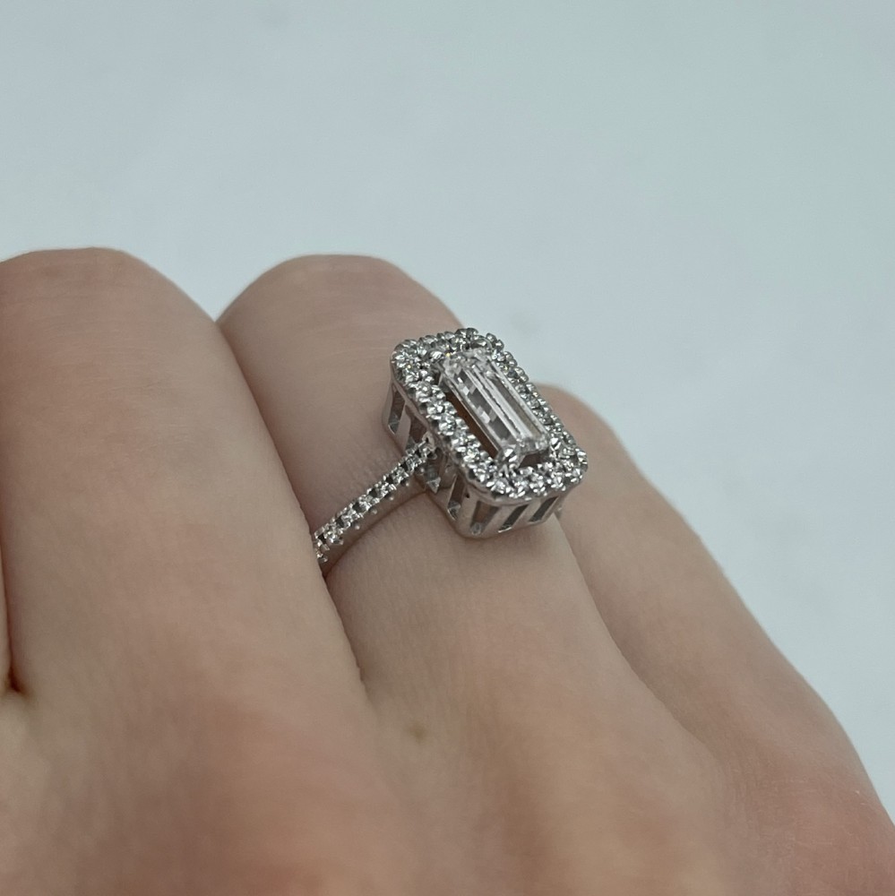 Engagement ring with central diamond 0.82 ct and side diamonds 0.22 ct.