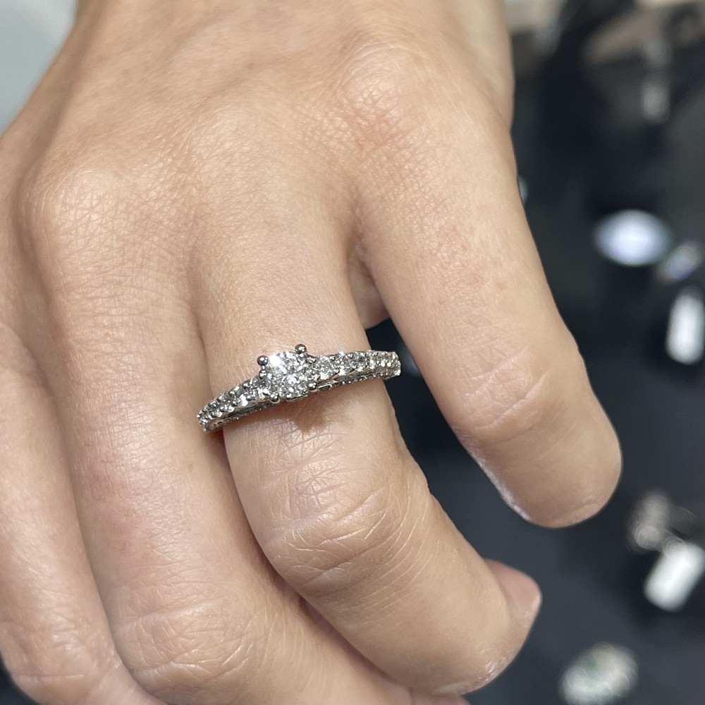 Engagement ring with a central diamond of 0.78 ct and side diamonds of 1.37 ct