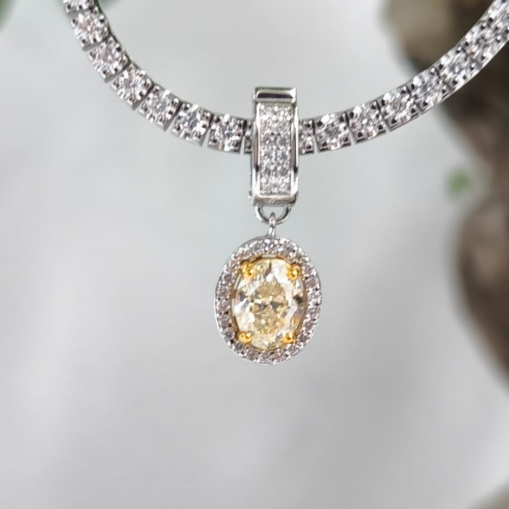 Charm pendant with 1.52 ct Fancy 1.52 ct central diamond and 0.29 ct side and