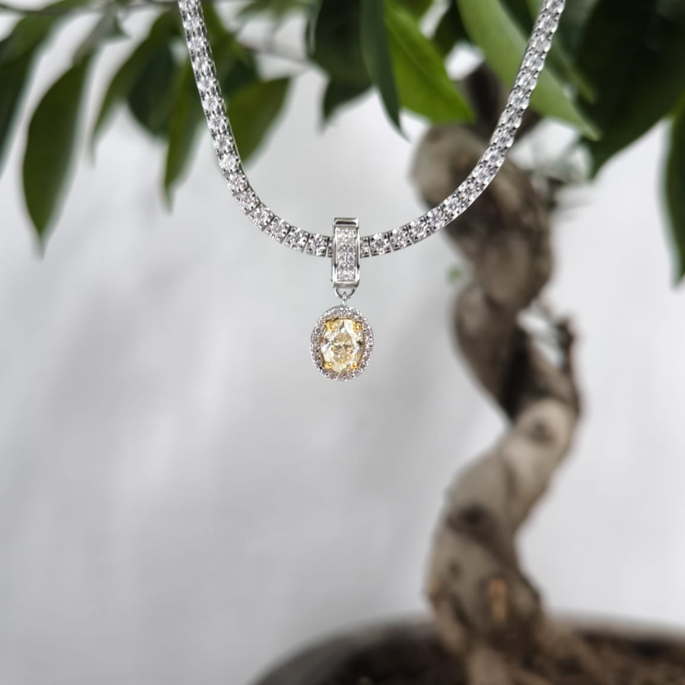 Charm pendant with 1.52 ct Fancy 1.52 ct central diamond and 0.29 ct side and