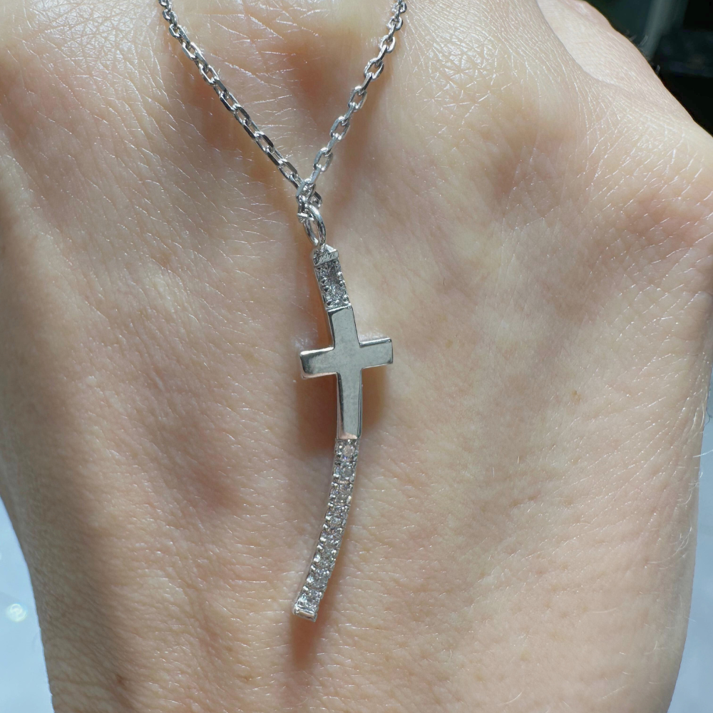 Cross pendant with 0.10 ct diamonds