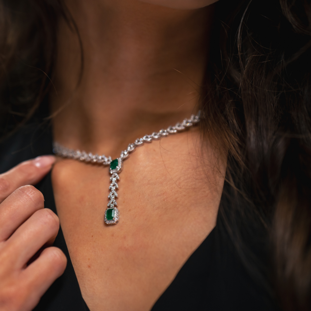 Set with 5.05 ct Diamonds and 3.59 ct Emeralds