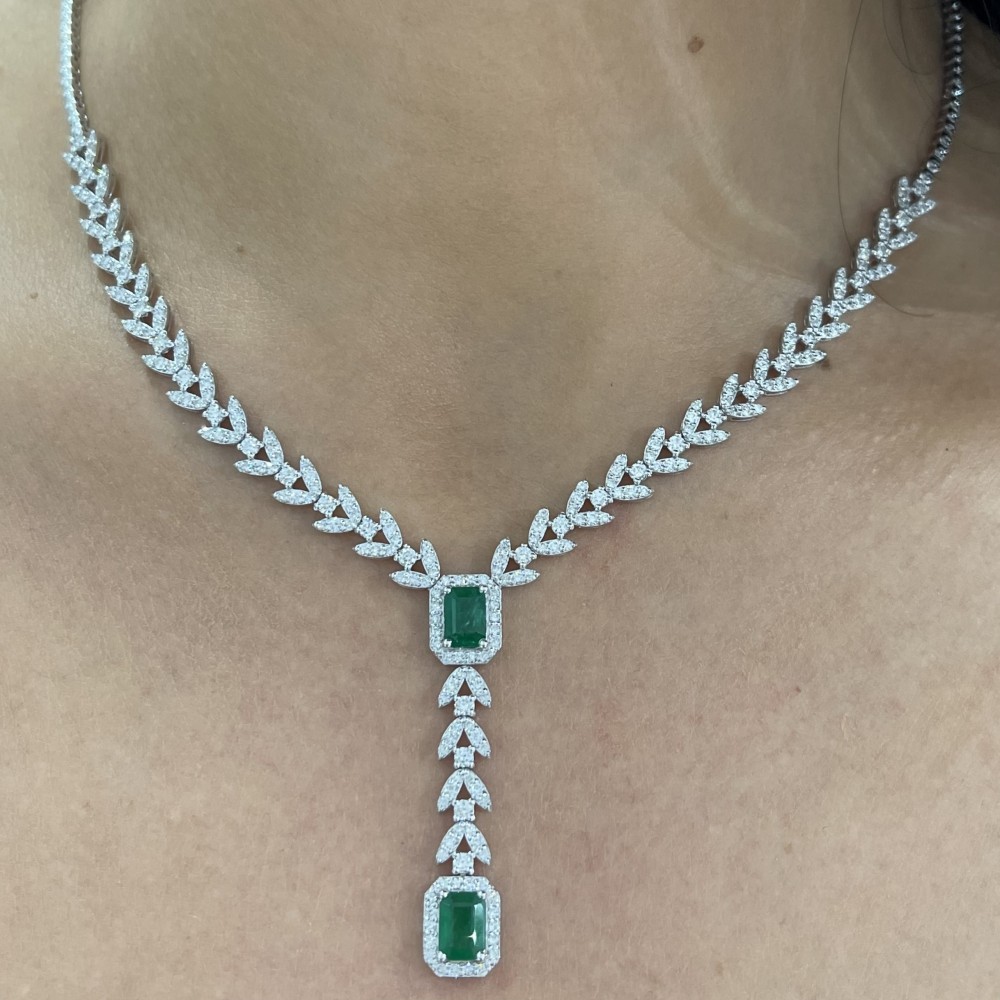 Set with 5.05 ct Diamonds and 3.59 ct Emeralds