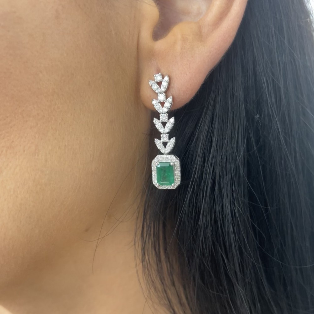 Set with 5.05 ct Diamonds and 3.59 ct Emeralds