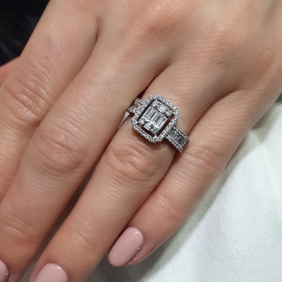 Ring with 0.55 ct Baget Diamonds and 0.39 ct side diamonds