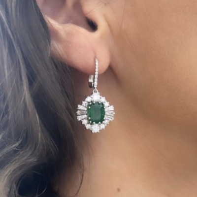 Earrings with 1.70 ct round diamonds, 0.70 ct baget diamonds and 4.42 ct emeralds