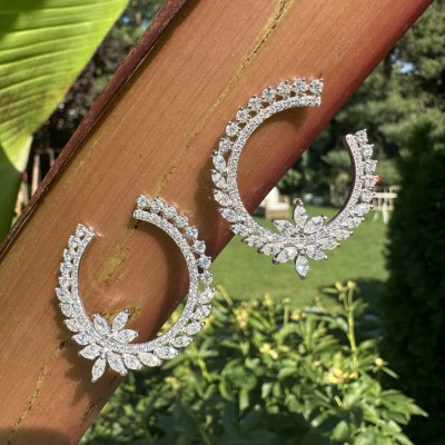 Earrings with 1.84 ct round diamonds and 2.42 ct marquise diamonds