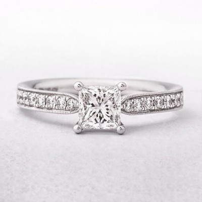 Engagement ring with 0.60 ct center diamond and 0.25 ct side diamonds