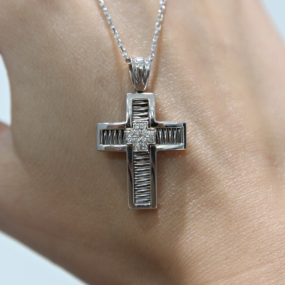 Cross pendant with 0.20 ct diamonds