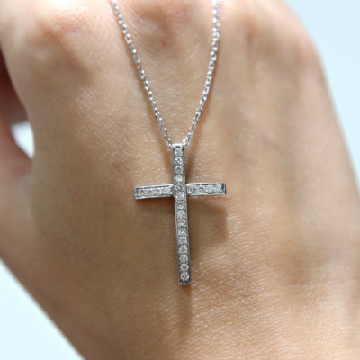 Cross pendant with 0.55 ct diamonds