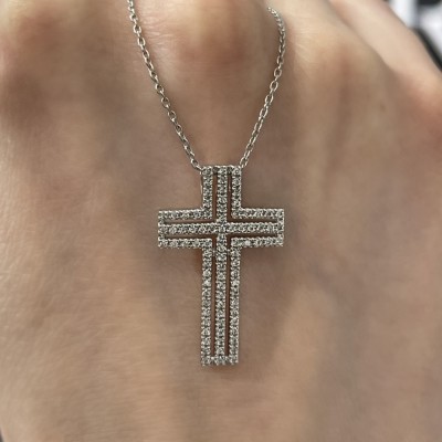 Cross pendant with 0.32 ct diamonds
