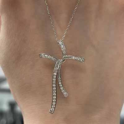 Cross pendant with 0.30 ct diamonds