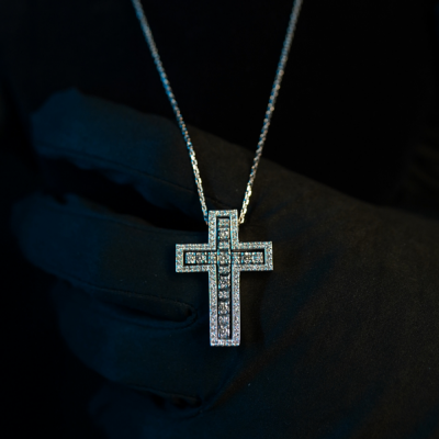 Cross pendant with 1.15 ct diamonds