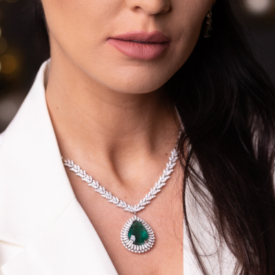Necklace with 4.21 ct Diamonds and 17.19 ct Emerald 