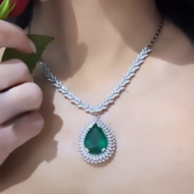 Necklace with 4.21 ct Diamonds and 17.19 ct Emerald 