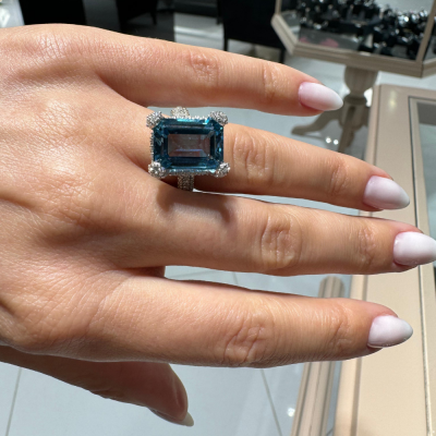 Ring with 10.78 ct Blue Topaz and 1.70 ct side diamonds