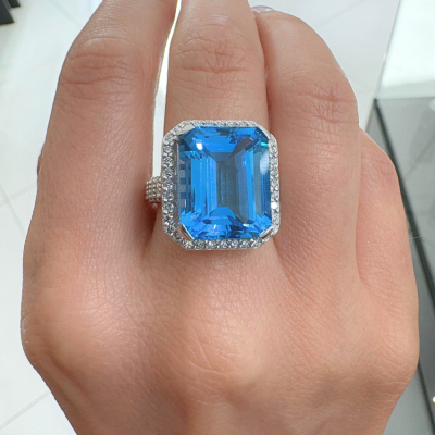 Ring with 14.18 ct Blue Topaz and 0.98 ct side diamonds