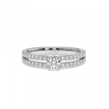 Ring with 0.30 ct center diamond and 0.33 ct side diamonds