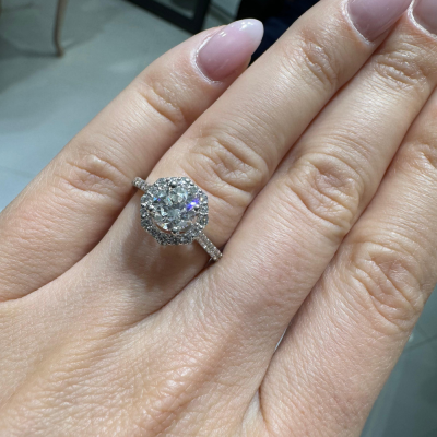 Engagement ring with 1.00 ct center diamond and 0.38 ct side diamonds