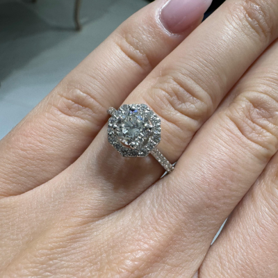 Engagement ring with 1.00 ct center diamond and 0.38 ct side diamonds