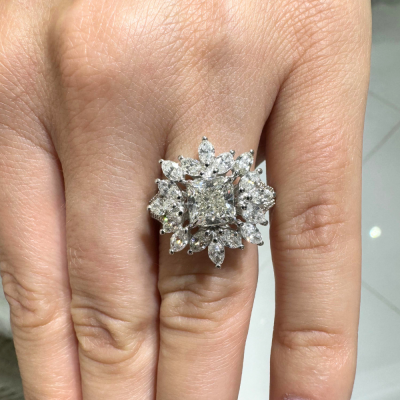 Ring with 1.70 ct center diamond, 1.56 ct Marquise diamonds and 0.18 ct side diamonds