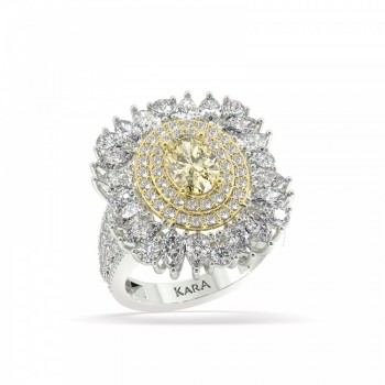 Ring with 0.92 ct Fancy Diamond and 2.65 ct Mix Diamonds