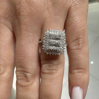 Ring with 0.25 ct Baget Diamonds and 0.82 ct round diamonds