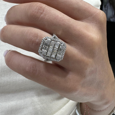 Ring with 0.54ct Baget Diamonds and 0.41 ct round diamonds