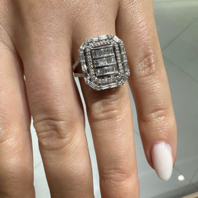 Ring with 0.64 ct Baget Diamonds and 0.33 ct round diamonds